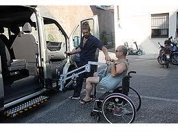 Bus disabili, prorogato il caos. Si va in taxi con Pronto Nonno