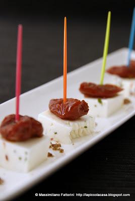 Piccoli bocconcini di formaggio Bra tenero alle erbette, pomodori ciliegino secchi sottolio e sale alla liquirizia - la ricetta per un veloce e gustoso appetizer