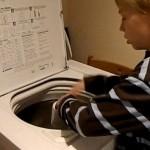Il bimbo che “suona” la lavatrice come una batteria (video)