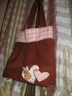 borsa marron e rosa con i cuori