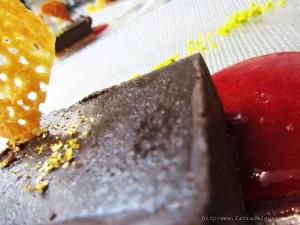 Mattonella di cioccolato Valrhona su frolla mandorlata e salsa al lampone con polvere d’oro