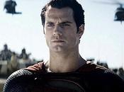 Henry Cavill Superman nella nuova immagine L'Uomo d'Acciaio