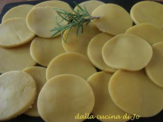 Focaccine di ceci con sauté di verdure