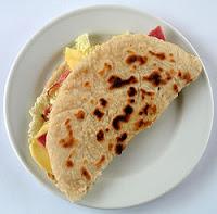 Piadina con spinaci e brie alle mandorle