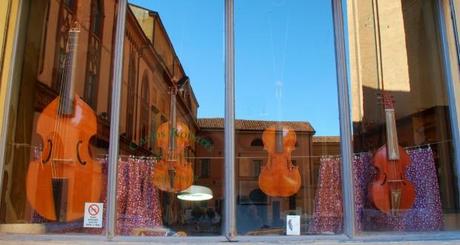 una immagine di La vetrina di un liutaio 620x331 su La Magia del Violino, lo Strumento che Incantò Klee ed Hesse