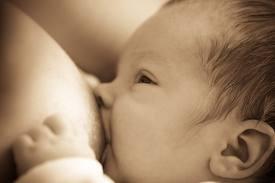 Allattamento al seno Nel latte materno la salute del bambino