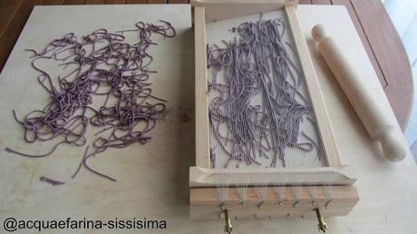 spaghetti alla chitarra viola con ragù di soia alla bolognese