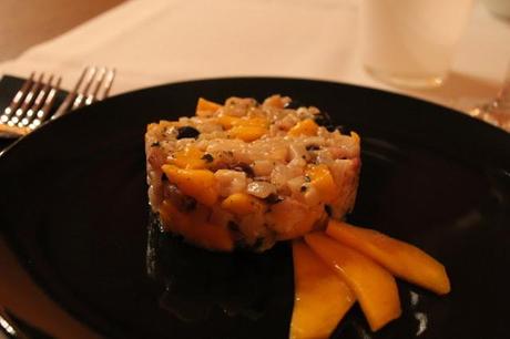 Tartare di pesce spada con mango e olive taggiasche