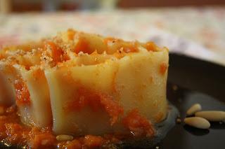 Cuori alla zucca e pinoli con granetta di nocciole al profumo di violetta