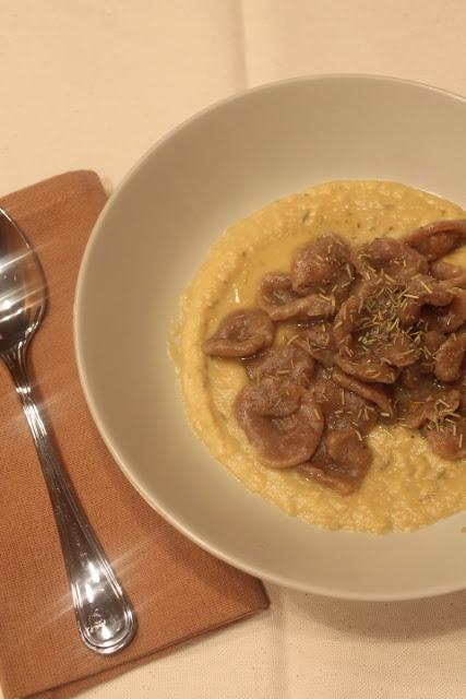 Orecchiette al caffè su crema di ceci