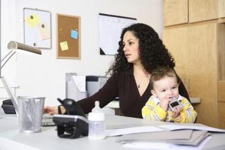 mamma al lavoro con bambino