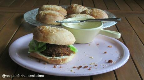 hamburger di tofu alle erbe con maionese di tofu