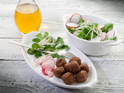 Ricette antipasti vegetariani con legumi: polpette di fagioli e maggiorana