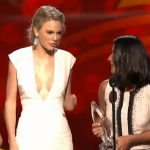 Taylor Swift ai “People’s Choice Awards”: la scollatura è vertiginosa