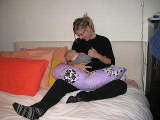 Il cuscino allattamento, i suoi molteplici usi e il tutorial per realizzarlo