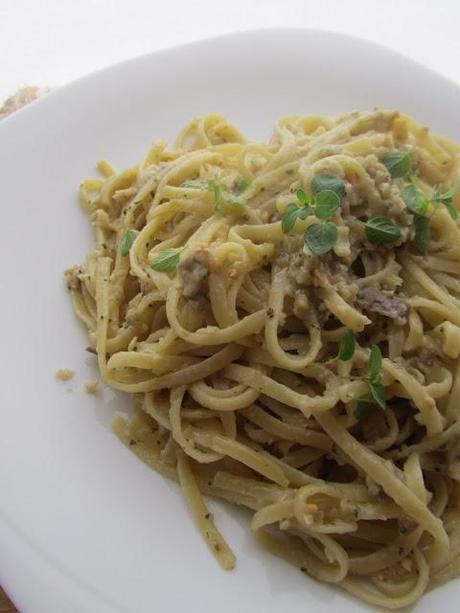 Trenette al Pesto di Melanzane , Mandorle e Maggiorana .