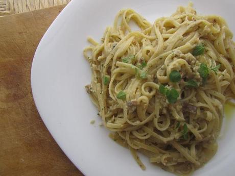 Trenette al Pesto di Melanzane , Mandorle e Maggiorana .