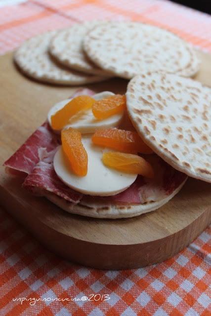 Piadina coppa, scamorza e albicocche secche