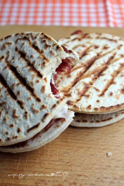 Piadina coppa, scamorza e albicocche secche