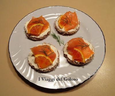 FINGER FOOD ... TARTINE INTEGRALI CON SALMONE E ARANCIA ...