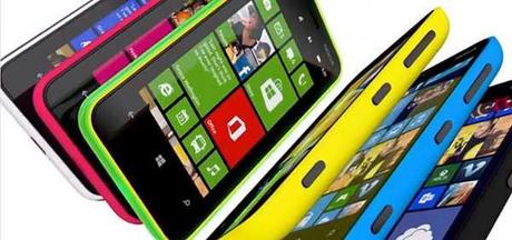 Che cosa contiene la confezione del Lumia 620 Un primo sguardo allo smartphone economico