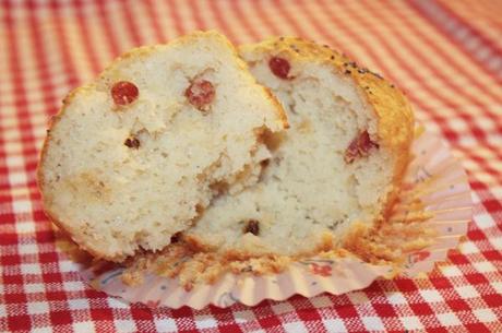 Muffin salati di farro al parmigiano e salsiccia, con pepe rosa e semi di papavero