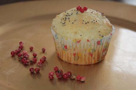 Muffin salati di farro al parmigiano e salsiccia, con pepe rosa e semi di papavero