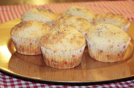 Muffin salati di farro al parmigiano e salsiccia, con pepe rosa e semi di papavero