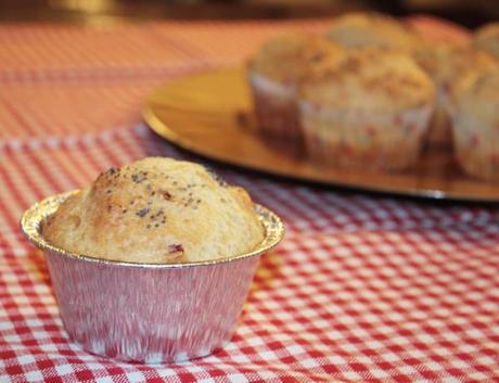 Muffin salati di farro al parmigiano e salsiccia, con pepe rosa e semi di papavero