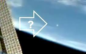 Immagini dalla ISS: cosa sono quegli oggetti volanti?