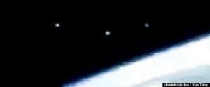 Immagini dalla ISS: cosa sono quegli oggetti volanti?
