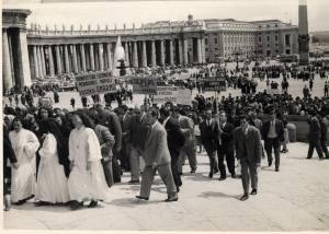 Le suore accompagnano gli operai a Roma in occasione dell'Anno Santo 1950