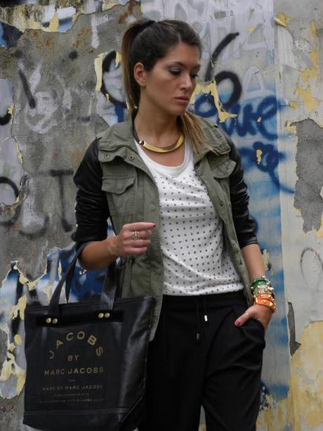 Casual look with parka and sneakers
