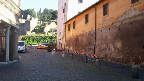 LA CHIESA DI SAN GIORGIO IN VELABRO COMPLETAMENTE TRANSENNATA COME FOSSE UN'AREA CANTIERE! IL SOLITO CIMITERO DI LAMIERE! SONO TORNATI GLI UNNI?