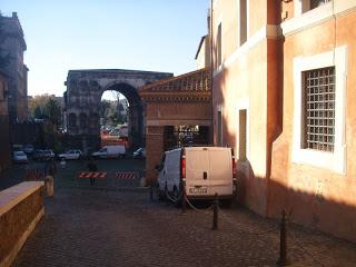 LA CHIESA DI SAN GIORGIO IN VELABRO COMPLETAMENTE TRANSENNATA COME FOSSE UN'AREA CANTIERE! IL SOLITO CIMITERO DI LAMIERE! SONO TORNATI GLI UNNI?