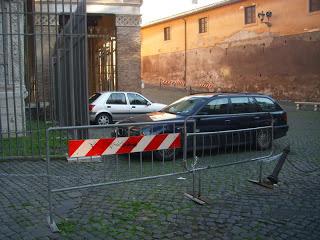 LA CHIESA DI SAN GIORGIO IN VELABRO COMPLETAMENTE TRANSENNATA COME FOSSE UN'AREA CANTIERE! IL SOLITO CIMITERO DI LAMIERE! SONO TORNATI GLI UNNI?