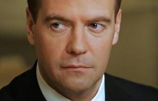 Medvedev crede negli alieni (e in Babbo Natale), i giornali credono a tutto