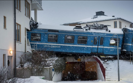 Ruba un treno e si schianta contro un palazzo treno Svezia Stoccolma Saltsjobaden ruba un treno palazzo Notizie News incidente Cronaca 