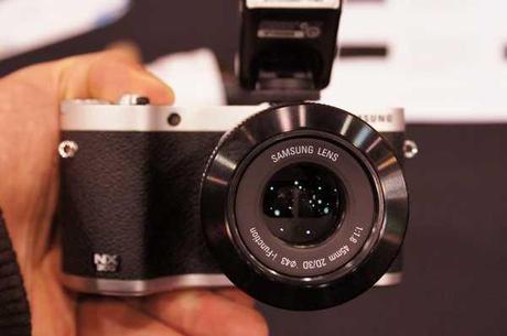 Samsung NX300 Fotocamera da 20.3 Megapixel, 60 fps e film 3D