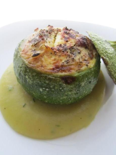 Zucchine Tonde ripiene con Salsiccia e Gregoriano su Crema Leggera di Patate , Porri e Timo .