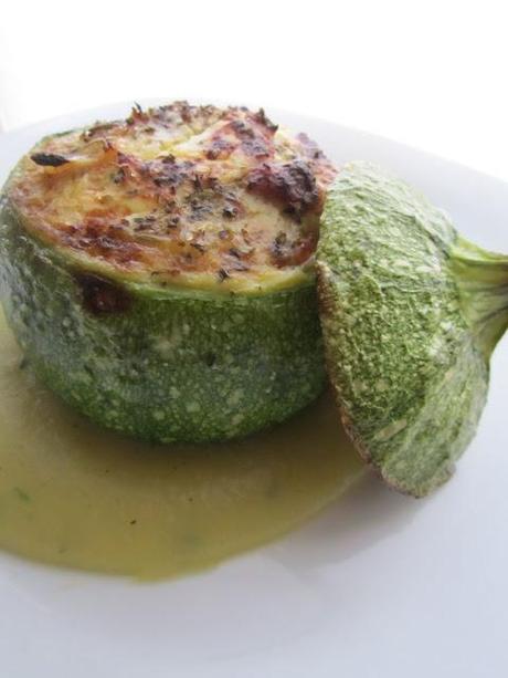 Zucchine Tonde ripiene con Salsiccia e Gregoriano su Crema Leggera di Patate , Porri e Timo .