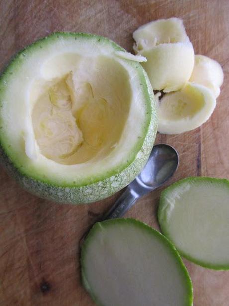 Zucchine Tonde ripiene con Salsiccia e Gregoriano su Crema Leggera di Patate , Porri e Timo .