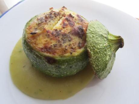 Zucchine Tonde ripiene con Salsiccia e Gregoriano su Crema Leggera di Patate , Porri e Timo .