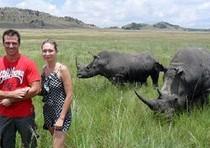 Turista si avvicina troppo al rinoceronte e viene incornata