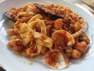 Tagliatelle ceci e pesce.