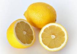 Il limone è uno degli sgrassanti naturali più efficaci