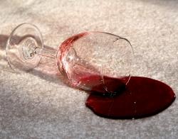 una macchia di vino rosso difficile da togliere