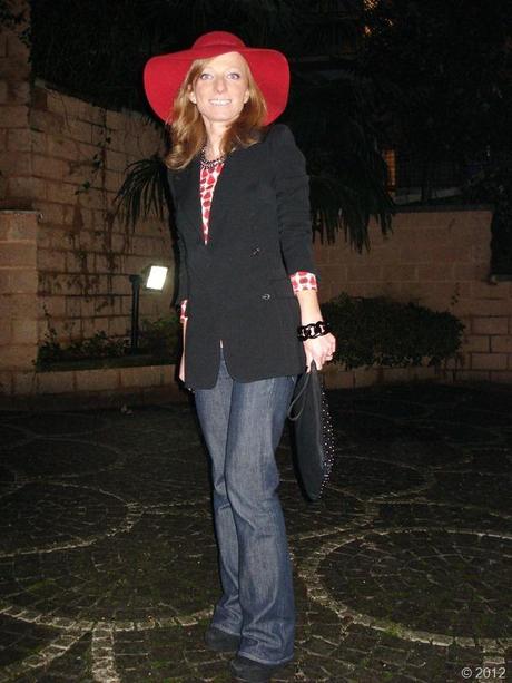 cappello rosso, orla kyely pears tee, margiela hm blazer, flair jeans, bracciale angela caputi, angela caputi