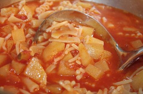 Zuppa di pasta e patate al pomodoro