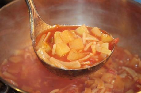 Zuppa di pasta e patate al pomodoro